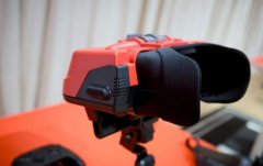 那些把头伸进那两个红色调镜片的人不是玩家；