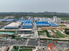 <b>从米糠中提取的金黄色稻米油缓缓流动</b>