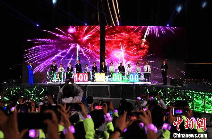 成都大运会倒计时100天官方服饰发布 青春活力点