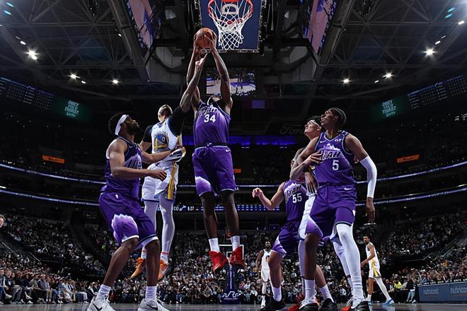 爵士险胜勇士 希布韦10+8篮板助球队登顶西部第