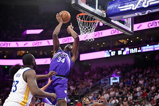 爵士险胜勇士 希布韦10+8篮板助球队登顶西部第