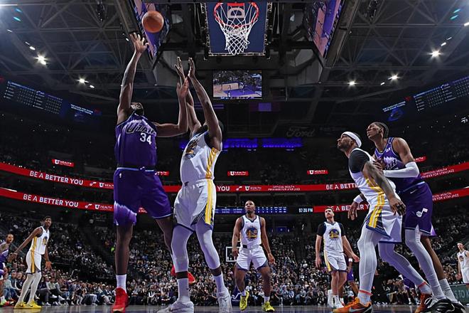 爵士险胜勇士 希布韦10+8篮板助球队登顶西部第