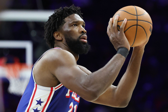 76人逆转黄蜂终结其5连胜 恩比德乔治联手轰65分