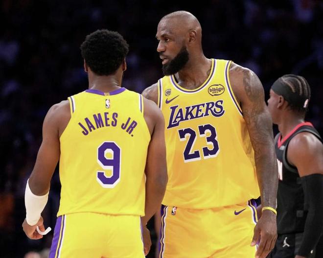 勒布朗与儿子同场竞技 湖人首战告捷创历史