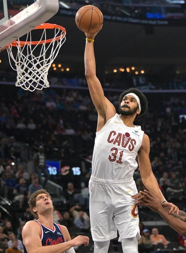 阿伦防守主导骑士季后赛突围，哈登搭档助力战