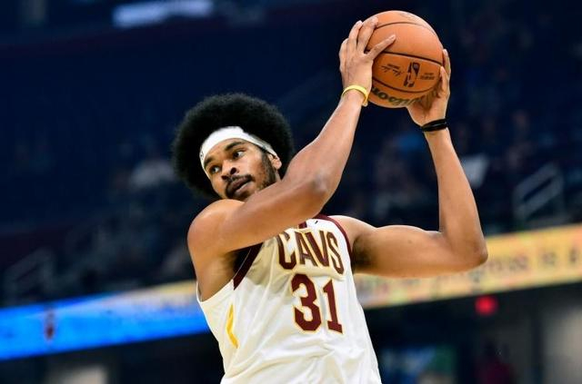 阿伦防守主导骑士季后赛突围，哈登搭档助力战