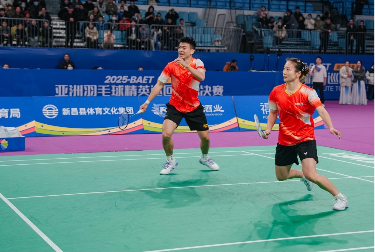 雅思组合重聚首亮相2025亚洲羽毛球精英巡回赛总