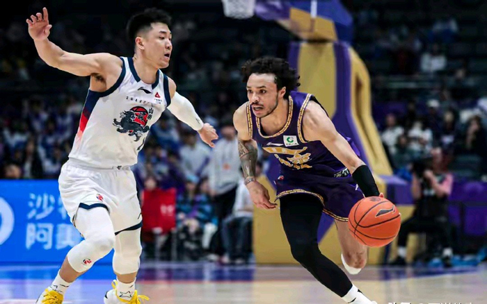 北控男篮续约特雷·米切尔引热议